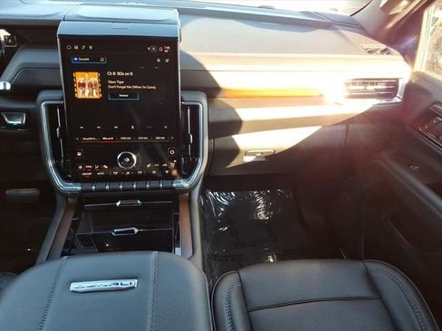 Used 2025 GMC Yukon Denali w/ Advanced Technology Package AWD/4WD image 18