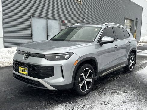 Certified 2025 Volkswagen Tiguan SE image 3