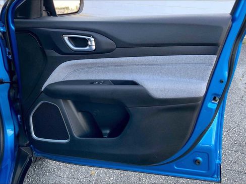 Used 2024 Jeep Compass Latitude image 41