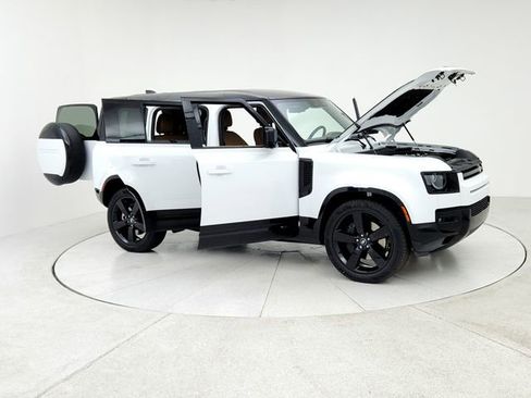 Used 2025 Land Rover Defender 110 X-Dynamic SE image 10
