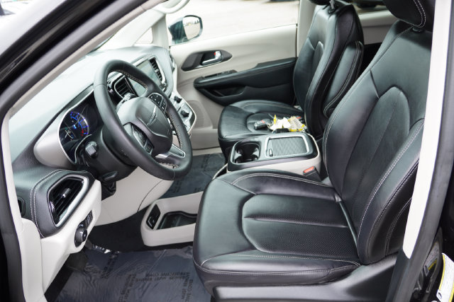 Certified 2024 Chrysler Pacifica Limited FWD image 16