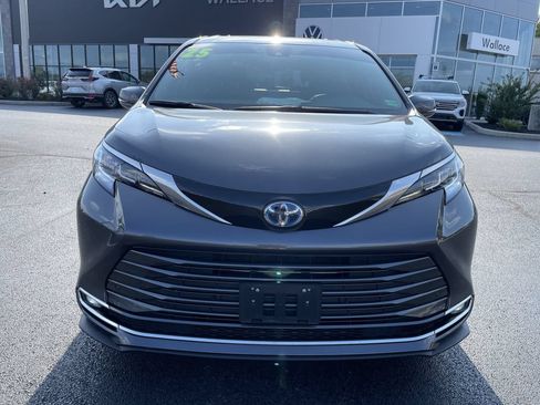 Used 2025 Toyota Sienna Limited AWD/4WD image 2