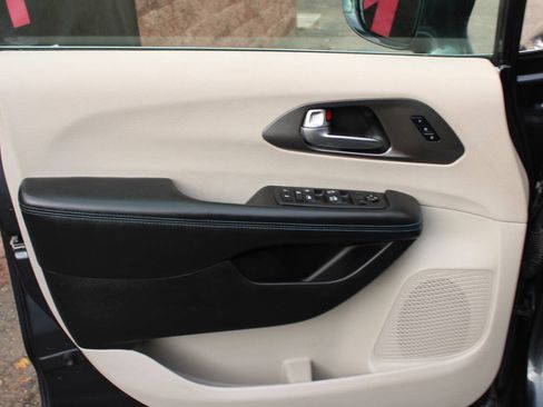Used 2021 Chrysler Pacifica Touring-L FWD image 21