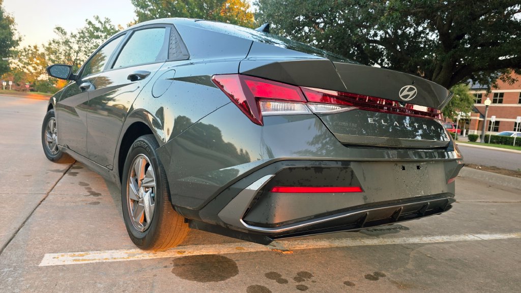 Certified 2025 Hyundai Elantra SE FWD image 14