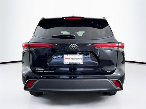 Used 2023 Toyota Highlander LE FWD image 11
