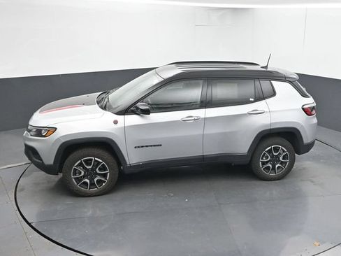 Used 2025 Jeep Compass Trailhawk AWD/4WD image 18