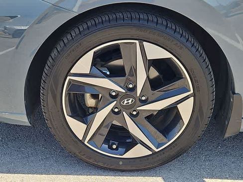 Used 2022 Hyundai Elantra Limited FWD image 13
