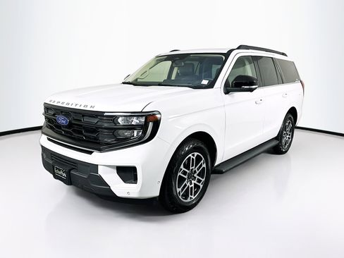 Used 2025 Ford Expedition Active image 3