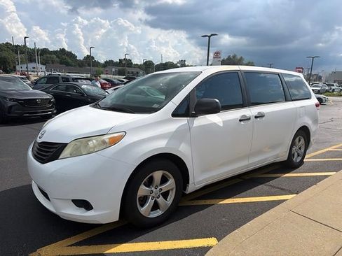 Used 2011 Toyota Sienna w/ Towing Pkg FWD image 2