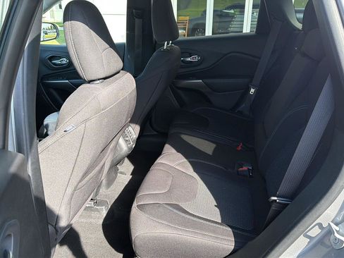 Used 2020 Jeep Cherokee Latitude FWD image 11