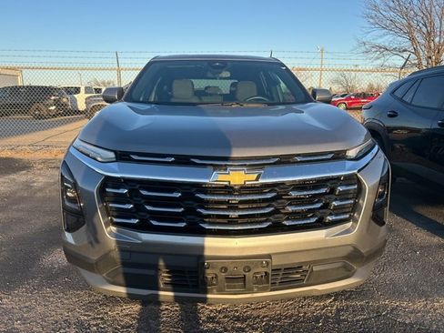 Used 2025 Chevrolet Equinox LT image 2