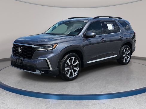 Used 2025 Honda Pilot Touring image 1