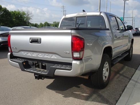 Used 2020 Toyota Tacoma SR AWD/4WD image 4