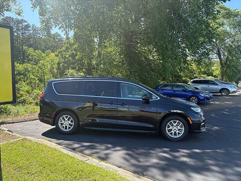Used 2022 Chrysler Pacifica Touring-L FWD image 12