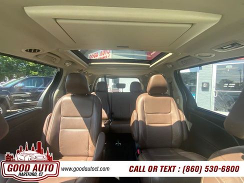 Used 2018 Toyota Sienna XLE AWD 7-Passenger (Natl) image 16