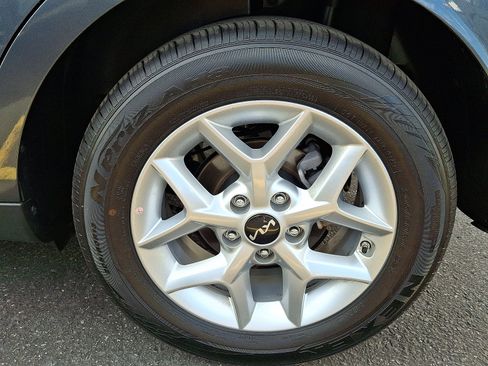 Used 2025 Kia Soul LX w/ LX Technology Package FWD image 9