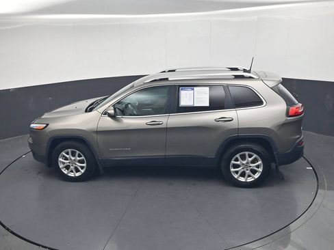 Used 2018 Jeep Cherokee Latitude w/ Cold Weather Group AWD/4WD image 35