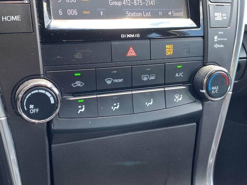 Used 2017 Toyota Camry SE w/ Moonroof Package FWD image 19