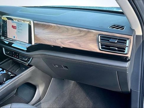 Used 2025 Volkswagen Atlas SE image 27