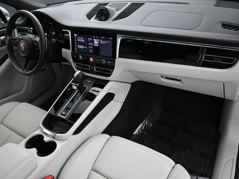 Certified 2025 Porsche Macan AWD/4WD image 31