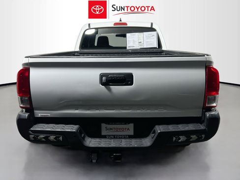 Used 2018 Toyota Tacoma SR image 5