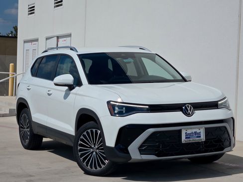 New 2025 Volkswagen Taos SE image 2