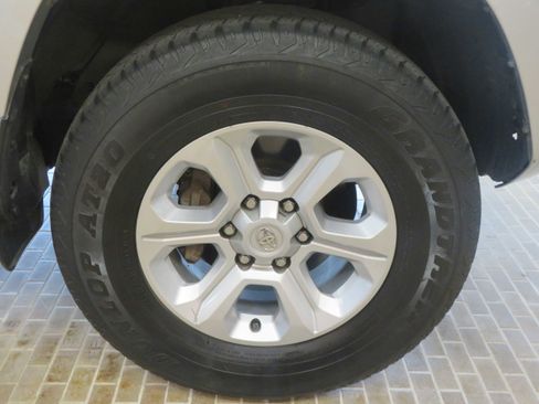 Used 2022 Toyota 4Runner SR5 AWD/4WD image 10