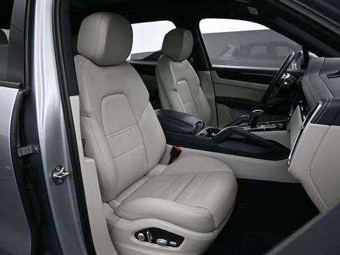 Certified 2021 Porsche Cayenne S image 32