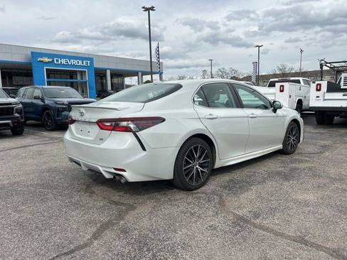 Used 2022 Toyota Camry SE image 3