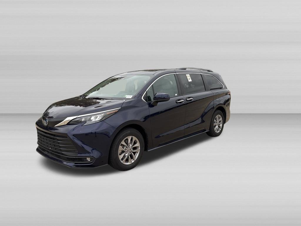 Used 2025 Toyota Sienna XLE FWD image 8