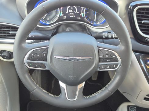 Used 2024 Chrysler Pacifica Touring-L FWD image 15
