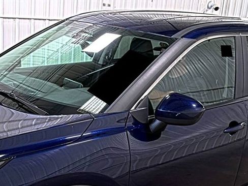 Used 2025 Nissan Rogue SV AWD/4WD image 2