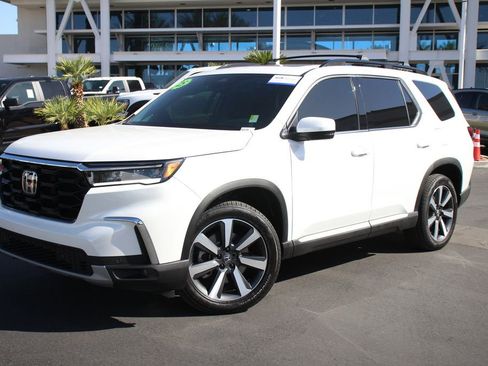 Used 2025 Honda Pilot Touring image 1
