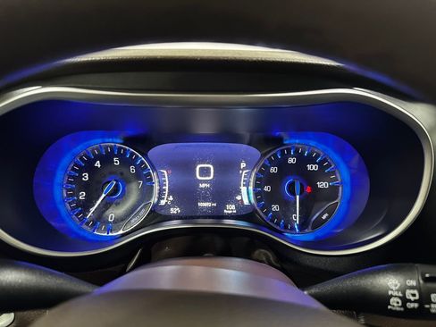 Used 2020 Chrysler Pacifica Touring w/ Advanced Safetytec Group FWD image 7