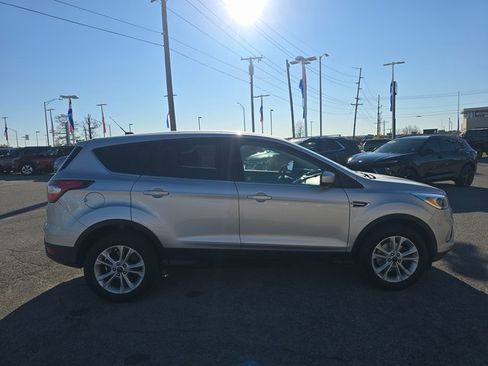Used 2017 Ford Escape SE image 4