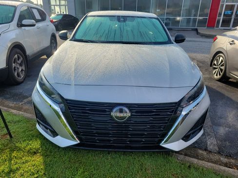 Used 2024 Nissan Altima 2.5 SV FWD image 2