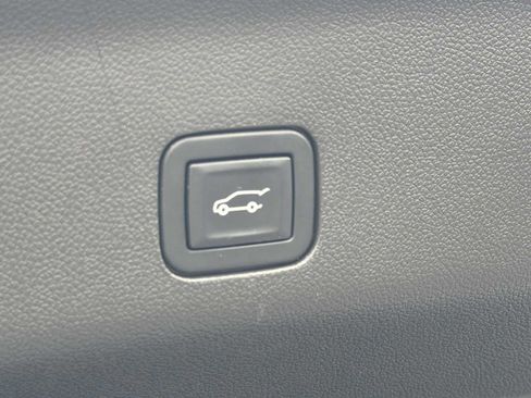 Used 2023 GMC Yukon XL SLT image 33