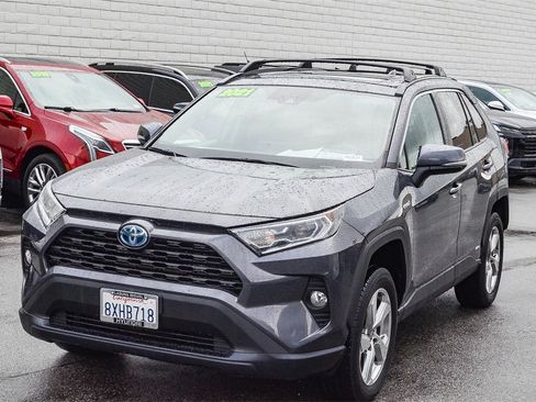 Used 2021 Toyota RAV4 XLE Premium image 3