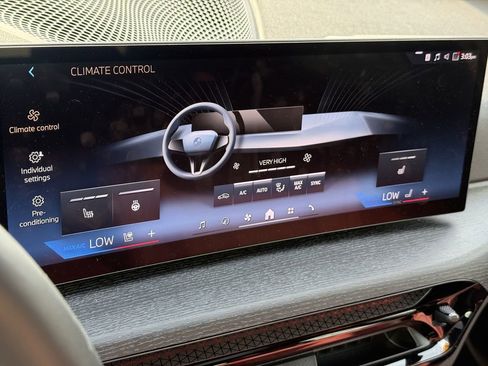 Used 2025 BMW 330i xDrive Sedan w/ M Sport Package image 27