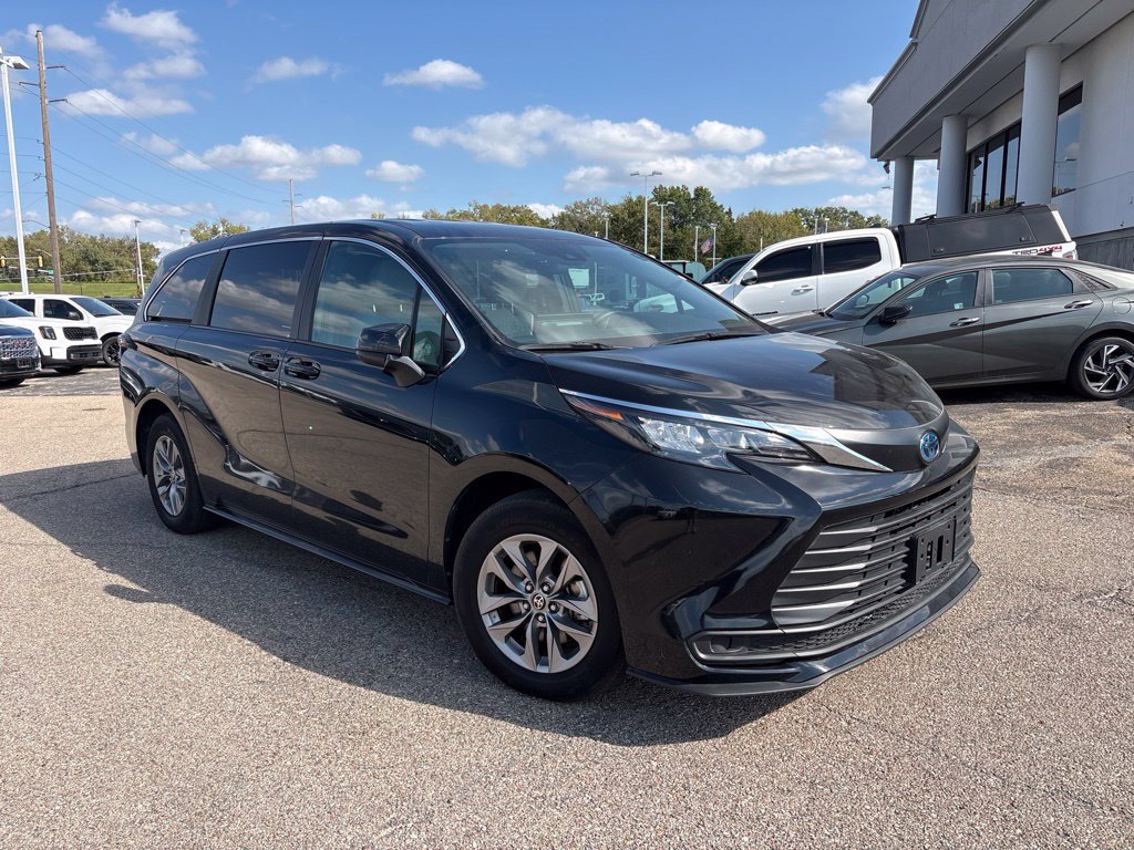 Used 2025 Toyota Sienna LE FWD image 1