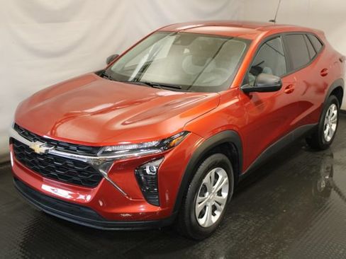 Used 2024 Chevrolet Trax LS FWD image 1