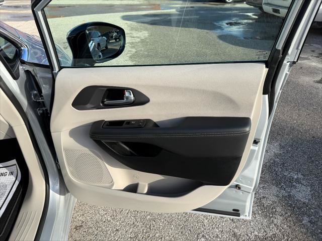 Used 2024 Chrysler Pacifica Touring-L FWD image 39