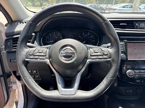 Used 2018 Nissan Rogue SV w/ Premium Package AWD/4WD image 17