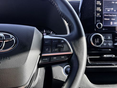 Used 2021 Toyota Highlander XSE FWD image 18