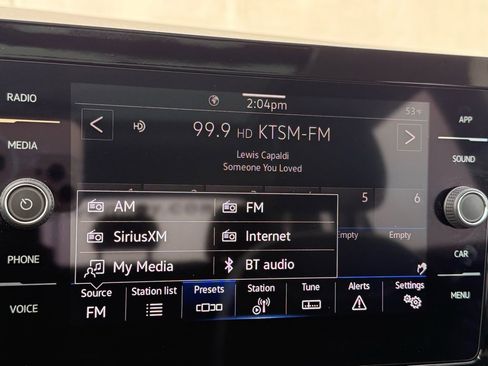 Used 2025 Volkswagen Taos SE image 11