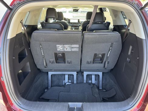 Used 2024 Kia Carnival EX image 24