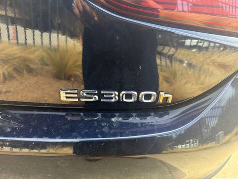Used 2025 Lexus ES 300h w/ Premium Package FWD image 9