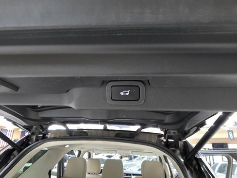 Used 2017 Land Rover Discovery HSE AWD/4WD image 16