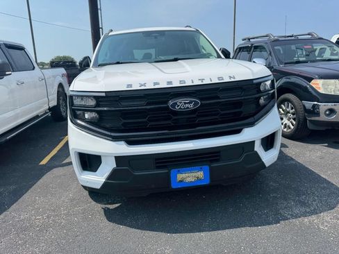 Used 2025 Ford Expedition Active AWD/4WD image 3