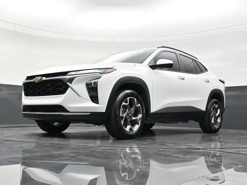 Used 2024 Chevrolet Trax LT FWD image 17